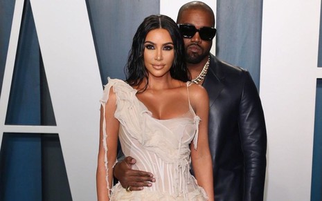 Kim Kardashian e Kanye West em evento da Vanity Fair em fevereiro de 2020