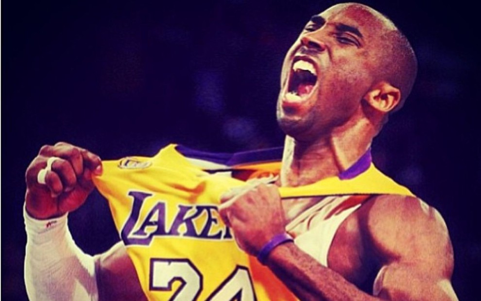 Kobe Bryant vibrando com a camisa dos Lakers