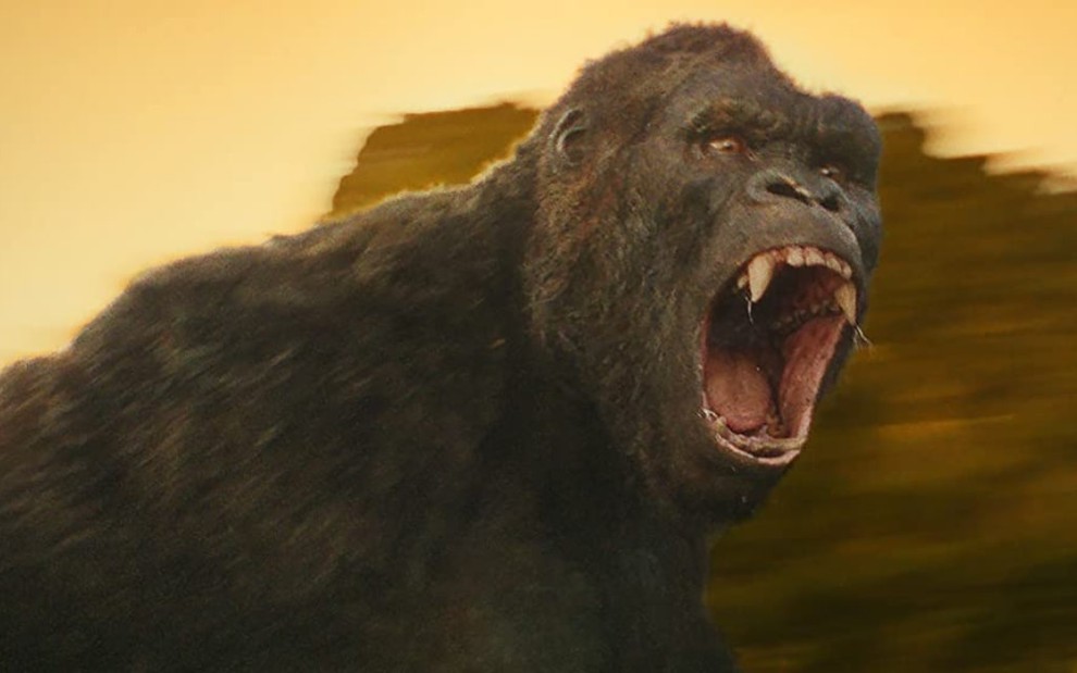 Um gorila gigante com expressão de raiva e com a boca aberta enquanto solta um rugido