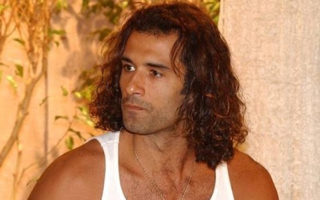 O ator Marcos Pasquim com expressão séria em cena como Esteban, o protagonista da novela Kubanacan (2003)