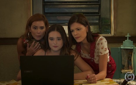 Deborah Secco grava cena com galinha no colo ao lado de Juliana Paiva e Vitória Strada, as três em frente ao computador