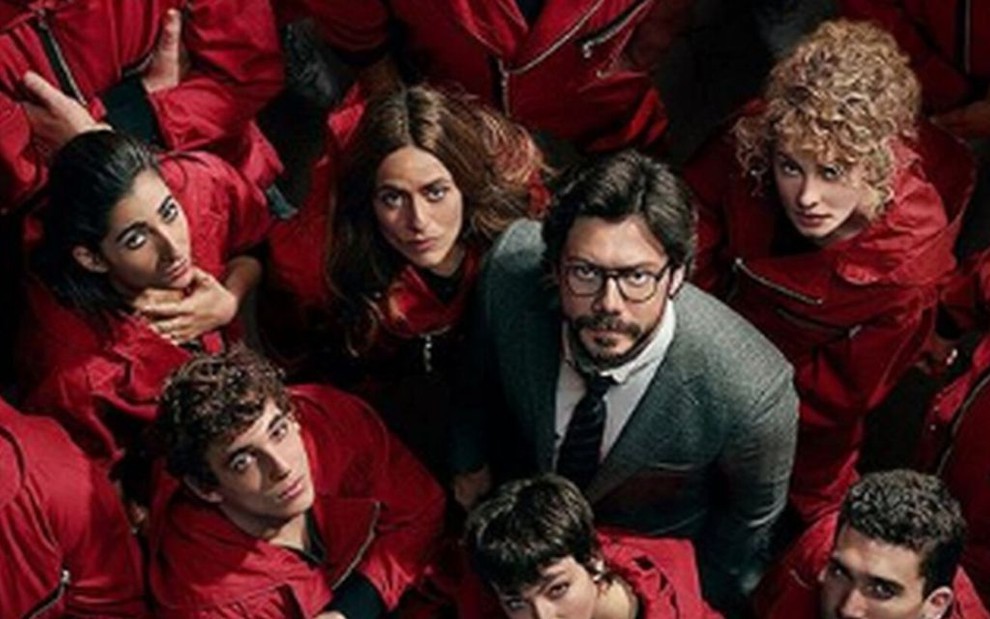 Os personagens da série fenômeno La Casa de Papel olham para o alto em cartaz de divulgação