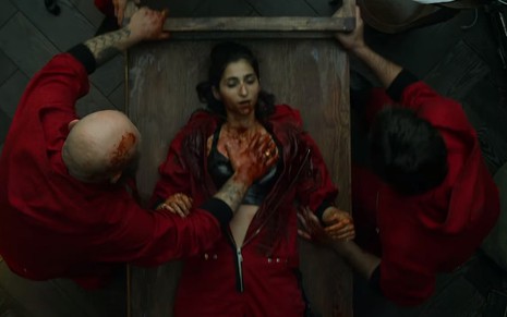 A atriz Alba Flores ensanguentada e deitada em uma mesa no trailer da parte 4 da série La Casa de Papel 