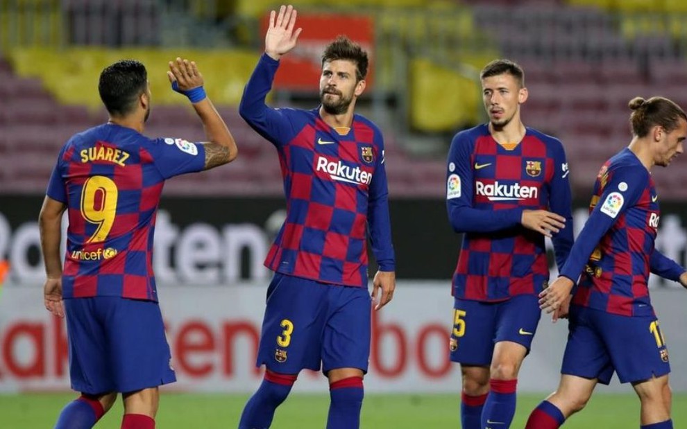 Imagem de quatro jogadores do Barcelona se cumprimentando após jogo contra o Espanyol
