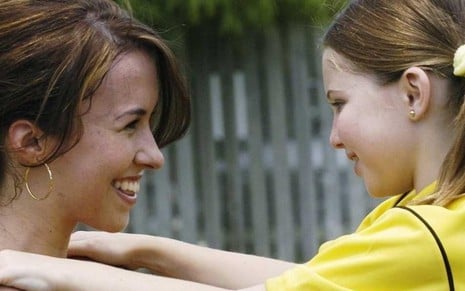 Olivia (Lacey Chabert) segura Celia (Sammi Hanratty) no colo em cena do filme Uma Irmã na Minha Vida (2006)
