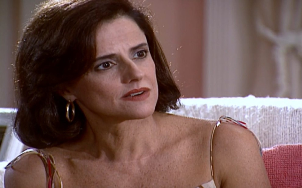 A atriz Marieta Severo com expressão de surpresa em cena de Laços de Família