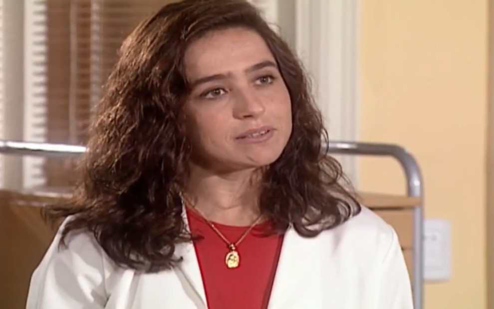 A atriz Monique Curi com expressão séria em cena como Antonia de Laços de Família