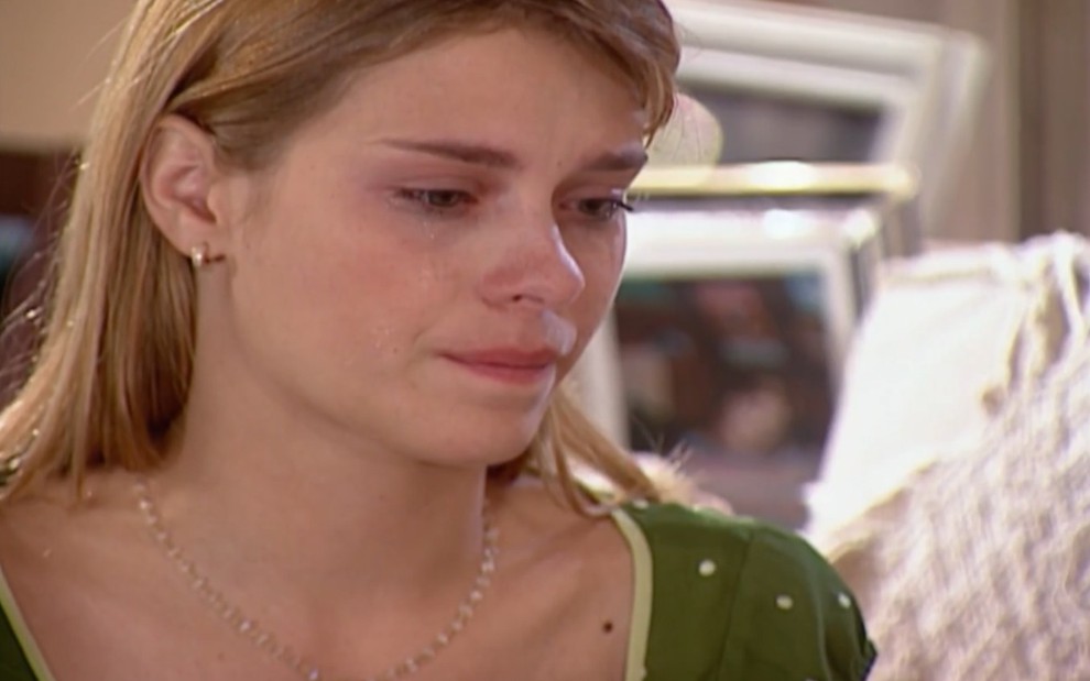 A atriz Carolina Dieckmann com expressão de choro em cena como Camila de Laços de Família
