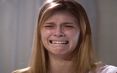 A atriz Carolina Dieckmann chora em cena como Camila em Laços de Família
