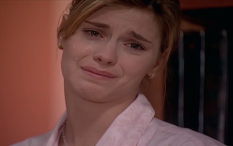A atriz Carolina Dieckmann chora em cena de Laços de Família