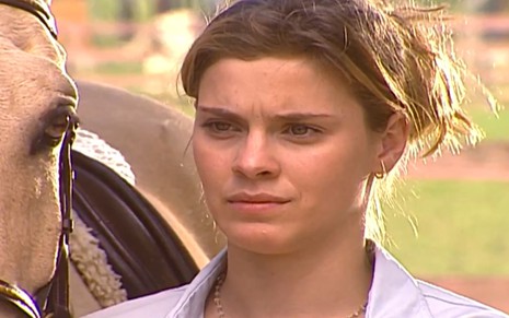 A atriz Carolina Dieckmann com expressão de preocupação em cena como Camila de Laços de Família