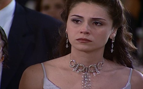 A atriz Giovanna Antonelli com expressão de tristeza e olhos com lágrimas em cena de Laços de Família