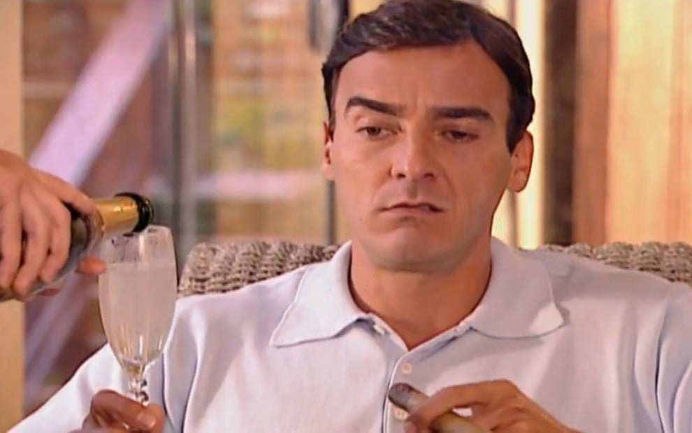 O ator Alexandre Borges com expressão de irritação e nojo em cena de Laços de Família