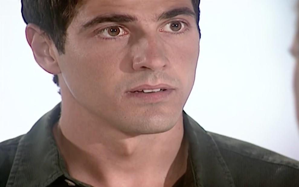 O ator Reynaldo Gianecchini com expressão de choque em cena de Laços de Família