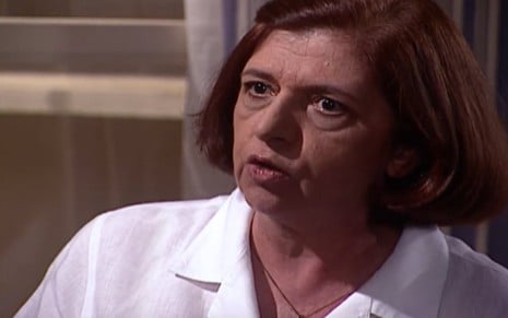 A atriz Walderez de Barros com expressão de irritação em cena de Laços de Família