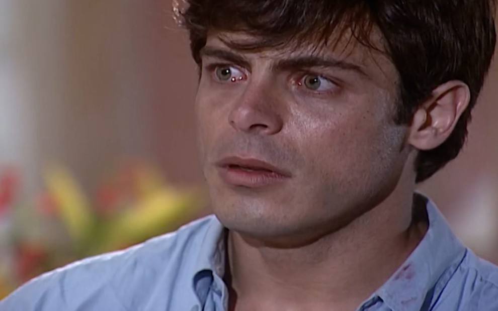 O ator Luigi Baricelli com expressão assustada em cena como Fred de Laços de Família