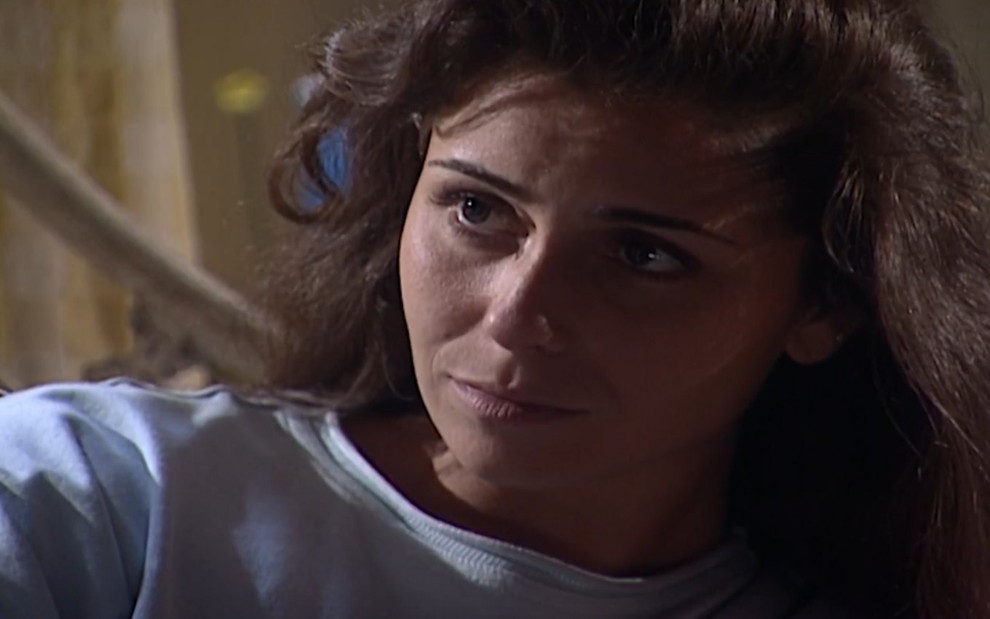 A atriz Giovanna Antonelli com expressão séria em cena de Laços de Família