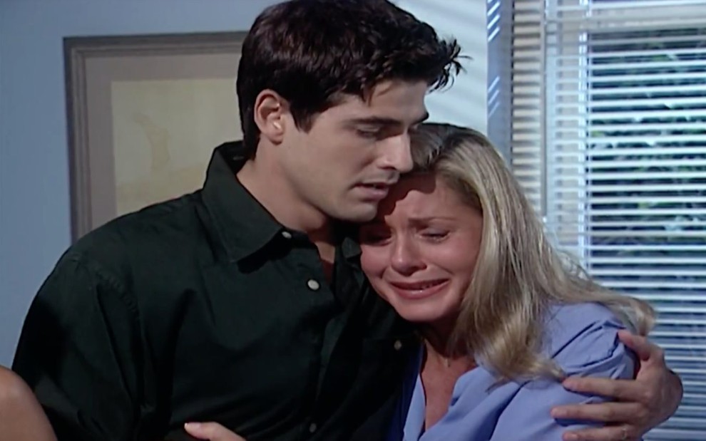 O ator Reynaldo Gianecchini abraça a atriz Vera Fischer, que está chorando, em cena de Laços de Família