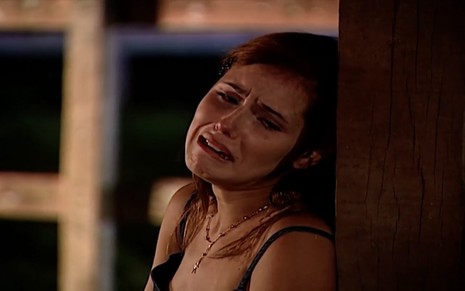 A atriz Deborah Secco chora em cena noturna como Íris de Laços de Família