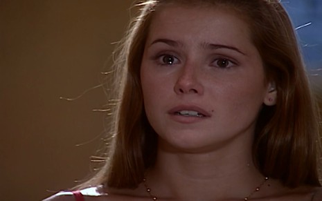 A atriz Deborah Secco com expressão de choro em cena como Íris em Laços de Família