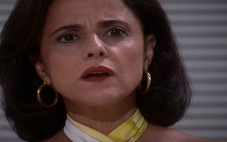 A atriz Marieta Severo com expressão de susto e preocupação em cena de Laços de Família