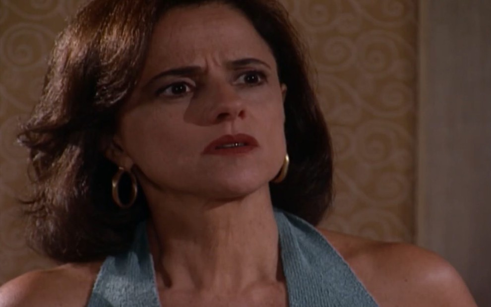 A atriz Marieta Severo com expressão de susto e preocupação em cena de Laços de Família