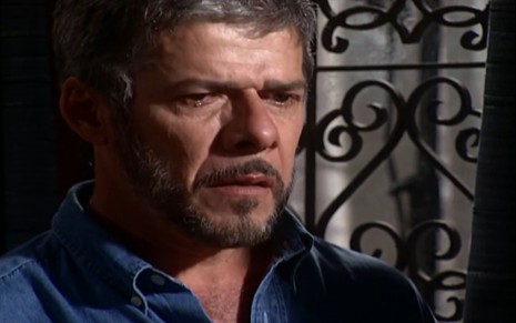O ator José Mayer com expressão séria e olhos lacrimejantes cena como Pedro em Laços de Família