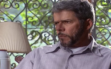 O ator José Mayer com expressão séria em cena como Pedro de Laços de Família