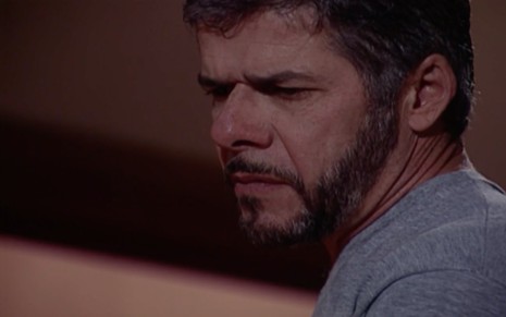 O ator José Mayer com expressão séria em cena de Laços de Família