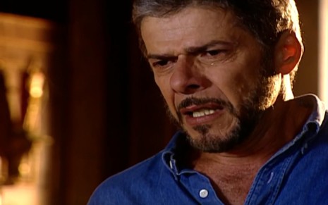 O ator José Mayer chora, com expressão de raiva, em cena como Pedro em Laços de Família