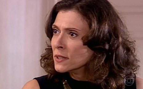 A atriz Eliete Cigarini com expressão de raiva em cena como Silvia, ex-mulher de Pedro (José Mayer) em Laços de Família