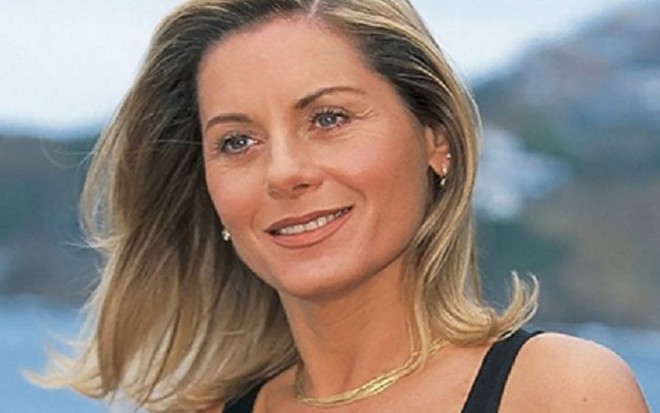 Vera Fischer sorri, com mar no plano de fundo, na época em que intepretou Helena em Laços de Família (2000)