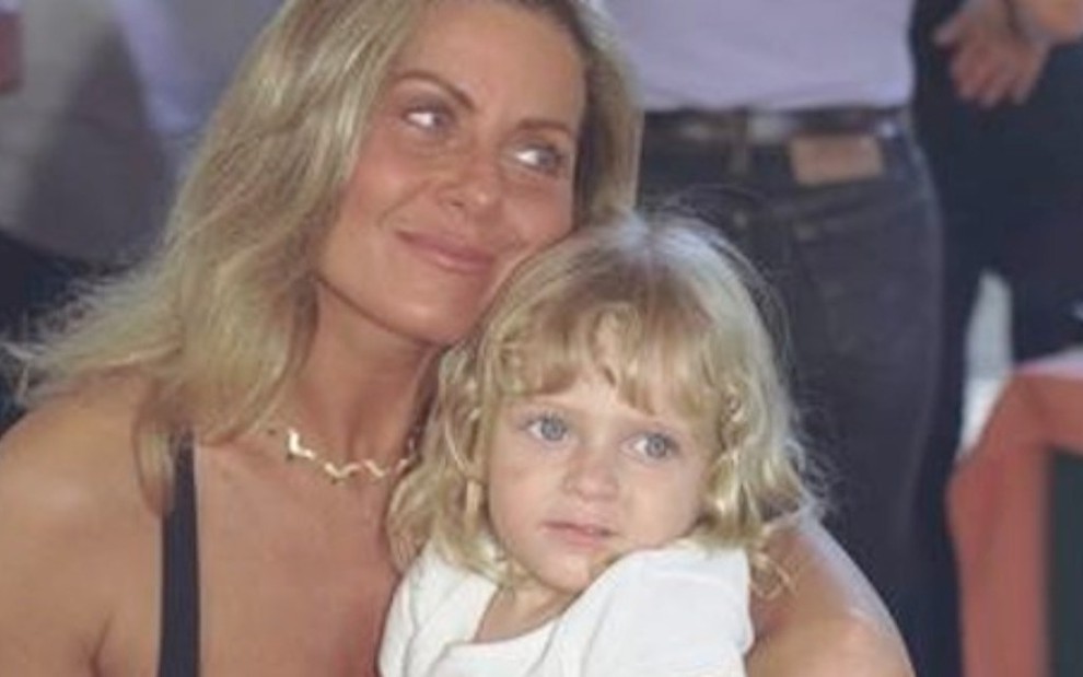 Vera Fischer com a atriz mirim Júlia Maggessi no colo, que interpretou sua neta na novela Laços de Família