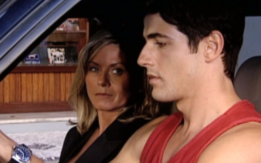 Helena (Vera Fischer) e Edu (Reynaldo Gianecchini) dentro do carro, em cena de Laços de Família, na Globo