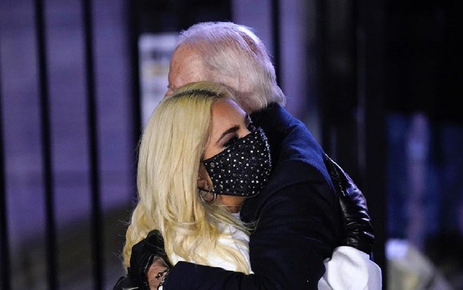 A imagem mostra um abraço da cantora Lady Gaga em Joe Biden, eleito presidente dos EUA