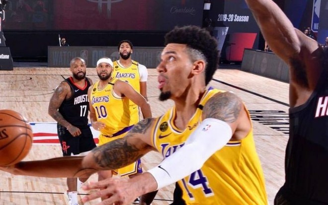 Brandon Ingram (Lakers) e James Harden (Rockets) disputando bola durante jogo da NBA