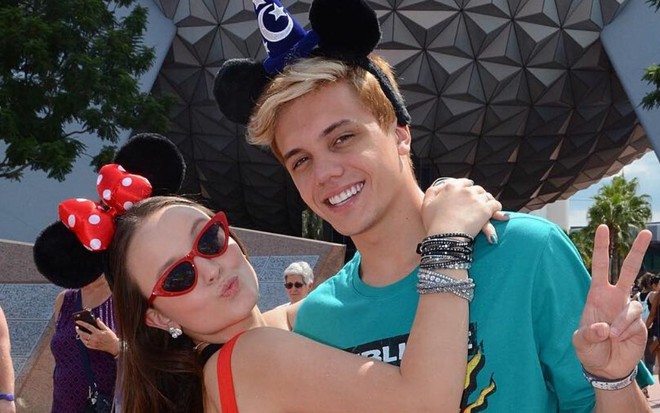 Os atores e namorados Larissa Manoela e Leo Cidade em viagem à Disney