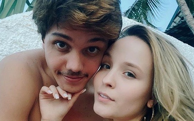 Larissa Manoela com o namorado Leo Cidade
