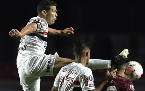Hernanes estica o pé no alto em disputa de bola com jogador do River Plate na Libertadores