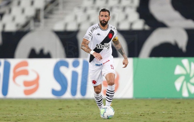 Imagem do zagueiro Leandro Castan em ação pelo Vasco em duelo do Brasileirão