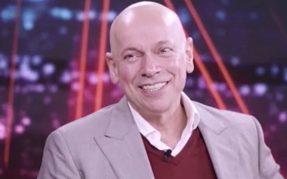 O apresentador Leandro Karnal sorri durante gravação de um programa da CNN Brasil