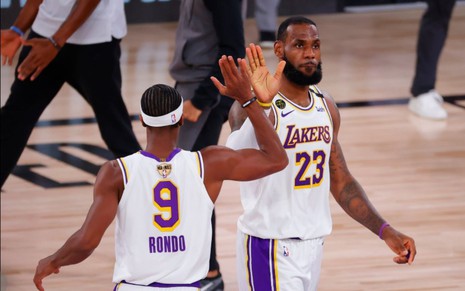 Lebron James e Rondo batem as mãos em jogo do Los Angeles Lakers
