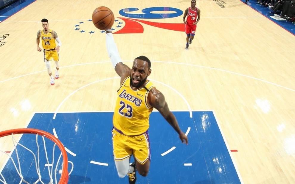 Imagem de LeBron James pulando para uma enterrada em jogo dos Lakres contra 76ers