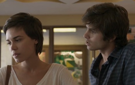 Carla Salle evita olhar para Daniel Blanco em cena da novela Totalmente Demais em que os dois interpretam um casal em crise