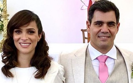 Letícia Cazarré e Juliano Cazarré posam após casamento no religioso em 29 de agosto de 2020