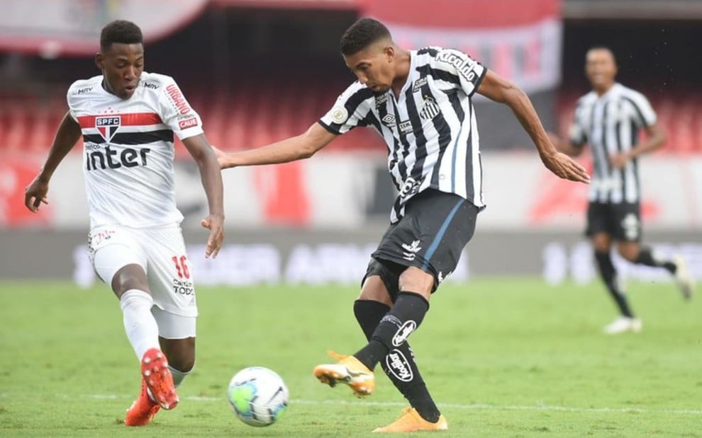 Léo e Bruno Marques em disputa de bola em clássico disputado no Morumbi