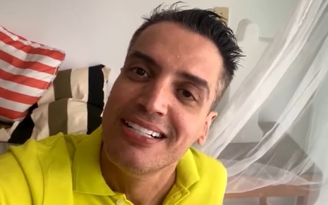 Leo Dias de camiseta amarela e boca torta em vídeo no YouTube