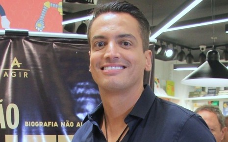 Leo Dias no lançamento do livro Furacão Anitta, em abril de 2019, no Rio de Janeiro