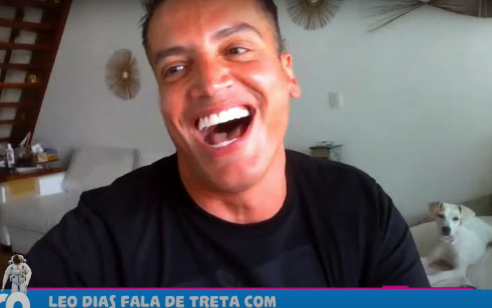 De camiseta preta com a palavra "censored" (censurado), Leo Dias aparece na sala do apartamento onde está hospedado no nordeste