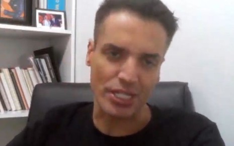 Leo Dias durante transmissão ao vivo com Erlan Bastos, no YouTube, em 25 de maio de 2020